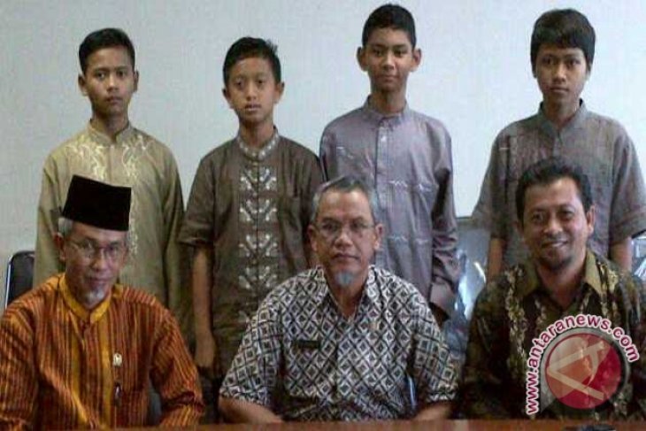 Hadi Mulyadi Dampingi Asisten III Lepas Siswa ke Uni Emirat Arab