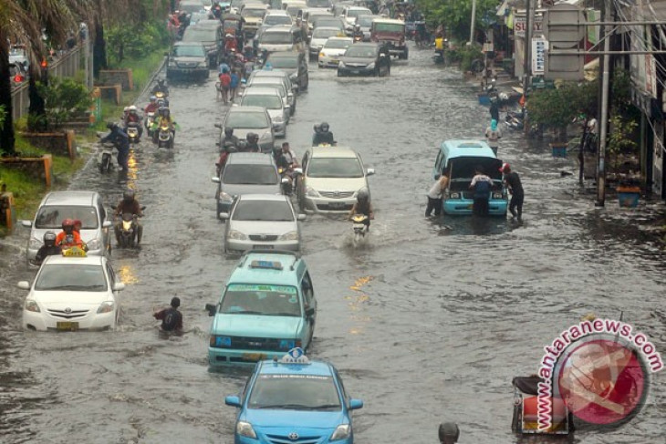 5-year cycle of big floods feared to hit Jakarta in 2013