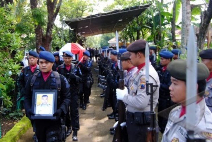 PEMAKAMAN BRIMOB TERTEMBAK