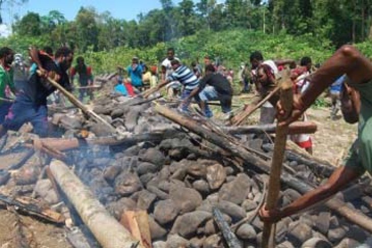 NATAL DENGAN BAKAR BATU