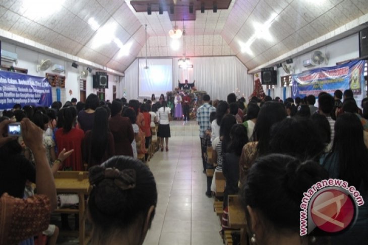 Ribuan umat Nasrani ikuti ibadah Natal