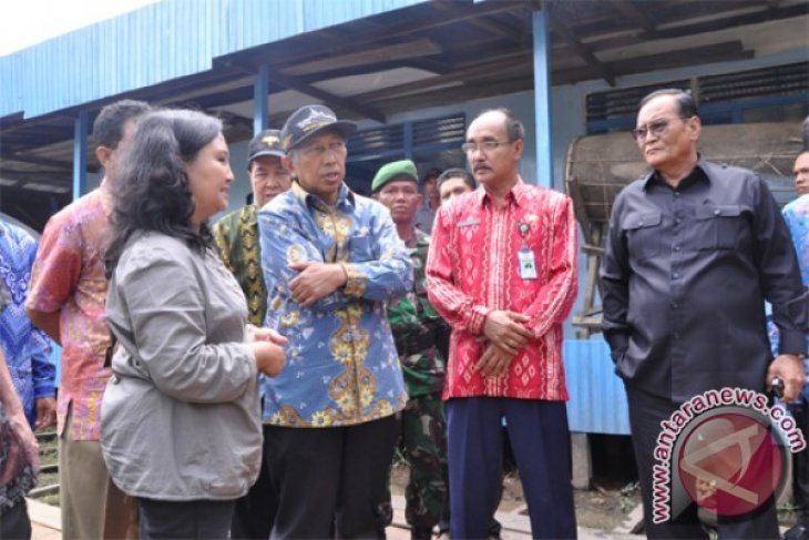 Menristek Meninjau Lokasi pengeboran Dan Pemanfaatan Air Di Desa Rege Lestari Kec. Teluk Sampit