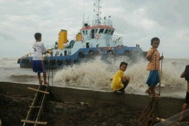 KAPAL TERSERET GELOMBANG