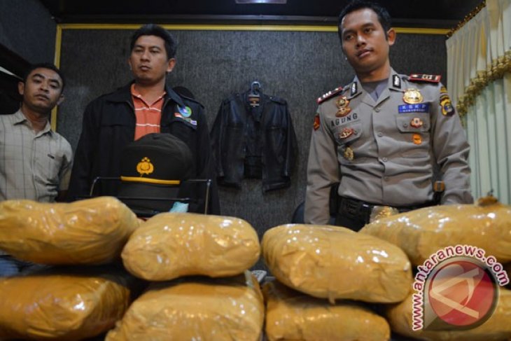 Lampung seaport police confiscate 10 kgs of marijuana from passenger