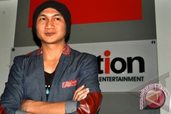 Anji jadi kerbau berbahasa Inggris
