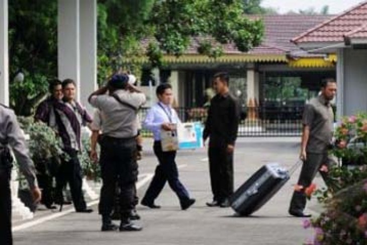 KPK GELEDAH RUMAH GUBERNUR RIAU