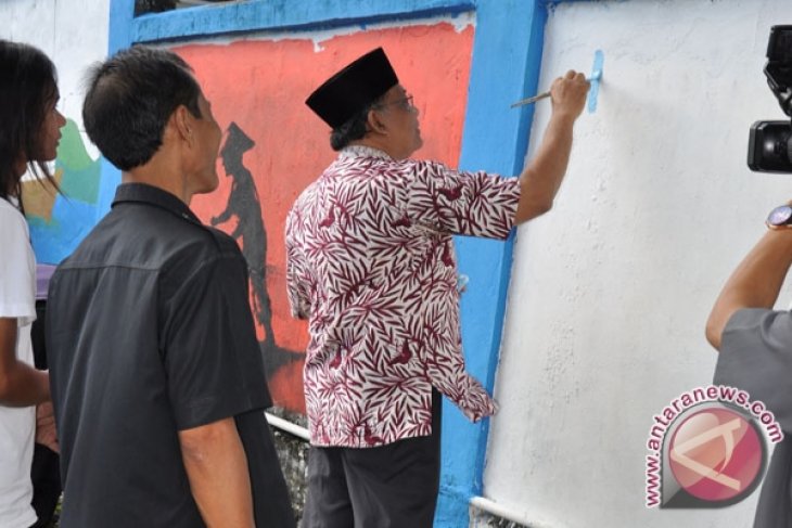 Seniman lukis ramaikan mural Bengkulu