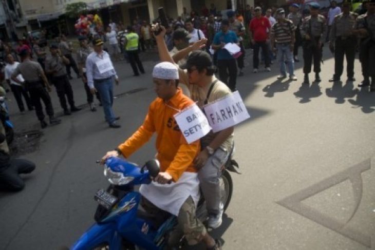 REKONSTRUKSI PENYERANGAN POLISI