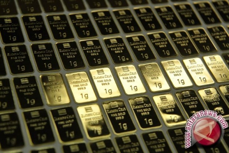 Harga emas berakhir sedikit lebih rendah setelah pasar ekuitas AS pulih