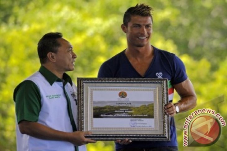 Christiano Ronaldo Tanam Bakau