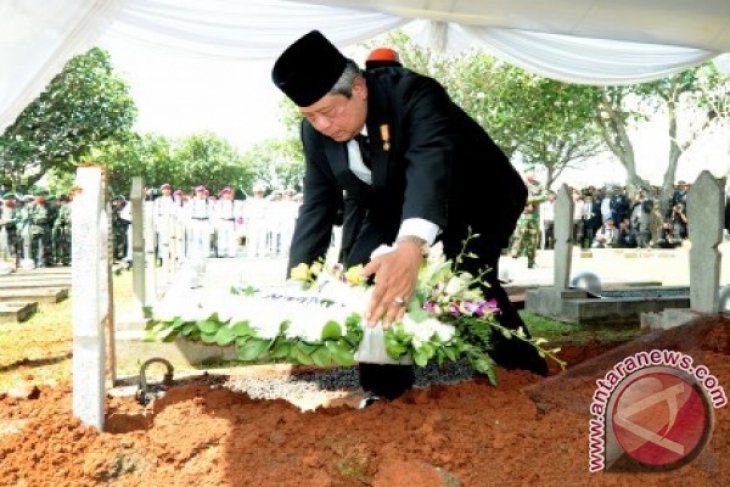 Upacara Pemakaman Jenazah Taufiq Kiemas
