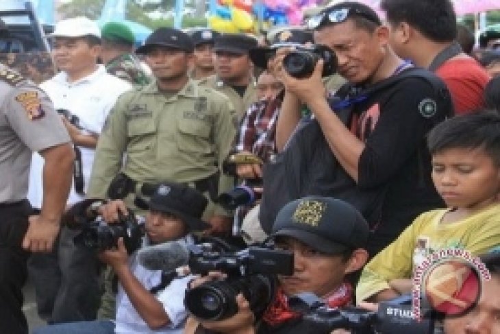 Lenskraf Gelar Lomba Foto Erau 2013