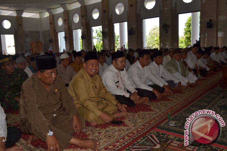 Jemaah Penuhi Masjd AT-Taqwa pada salat Dzuhur bersama Pemkot Bengkulu
