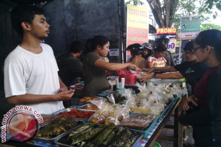 Pedagang Jajanan Pasar Menjamur Di Denpasar Antara News Bali