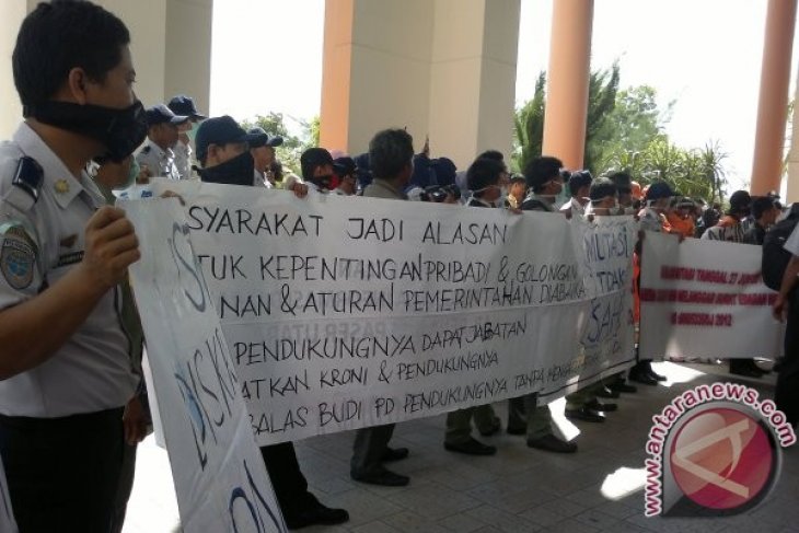 Unjuk Rasa Mutasi PNS