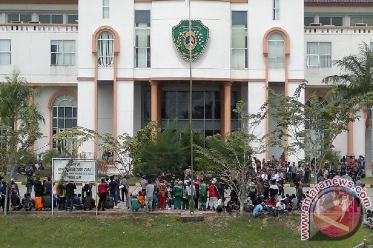 Unjuk Rasa Mutasi PNS