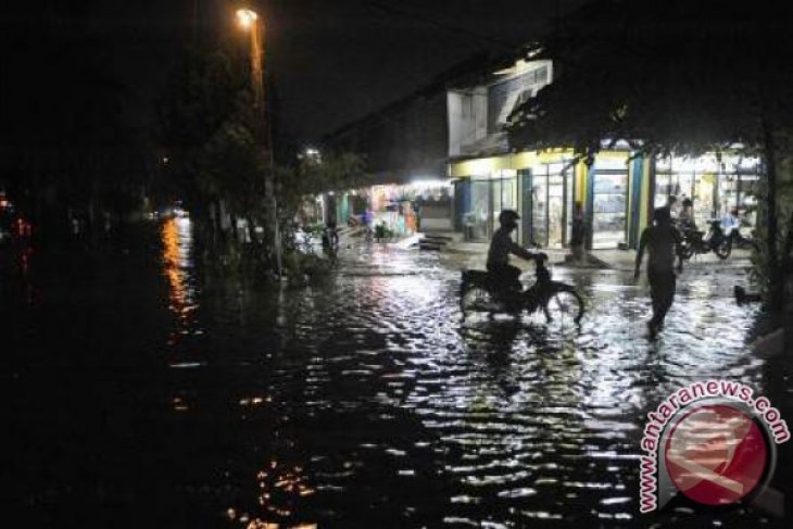 Hujan Deras, Sejumlah Titik Jalan Perkotaan Karawang Banjir