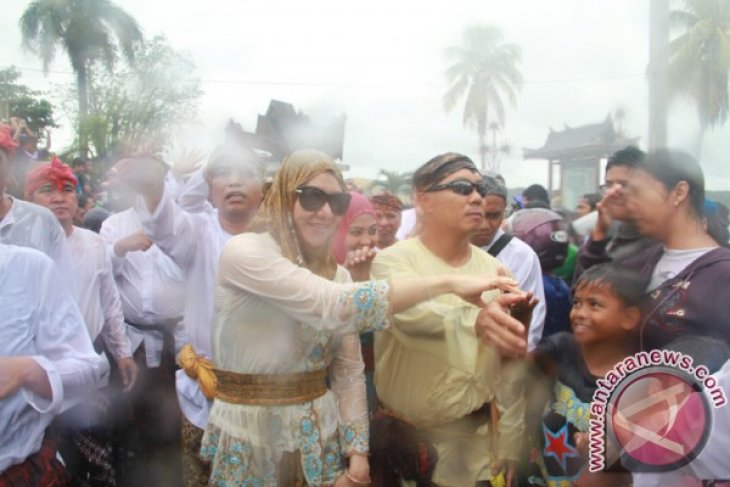 Ngulur Naga dan Belimbur