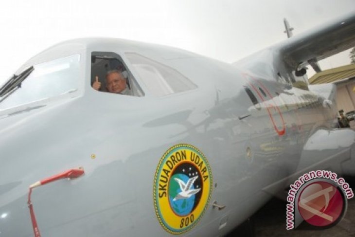 Tinjau Pesawat CN-235 di PT Dirgantara Indonesia