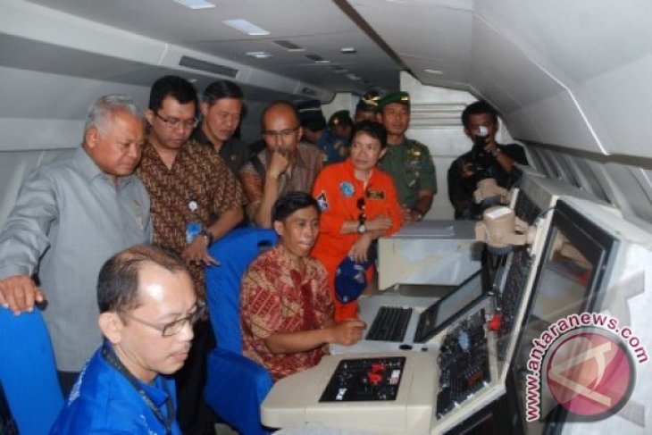 Tinjau Pesawat CN-235 di PT Dirgantara Indonesia