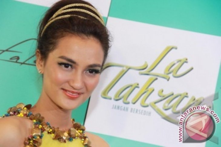 Premier Film La Tahzan Atiqah Hasiholan 