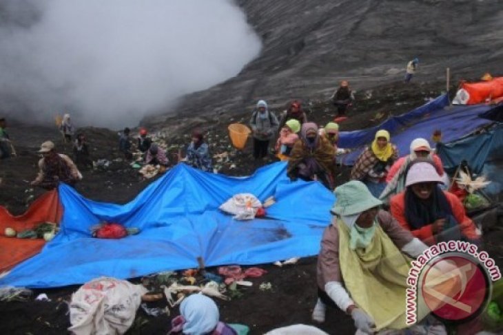 Larung Sesaji Suku Tengger