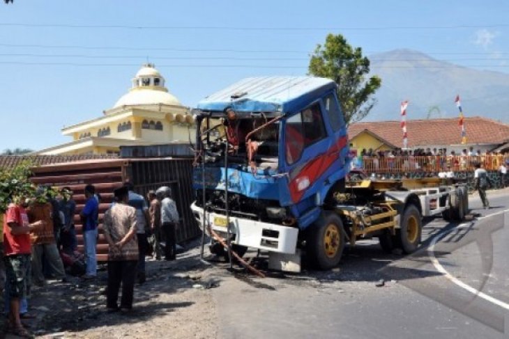 KECELAKAAN TRUK