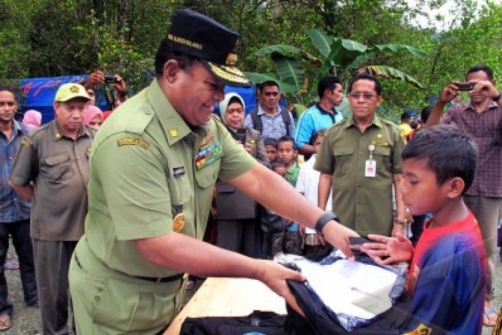 Serahkan seragam sekolah