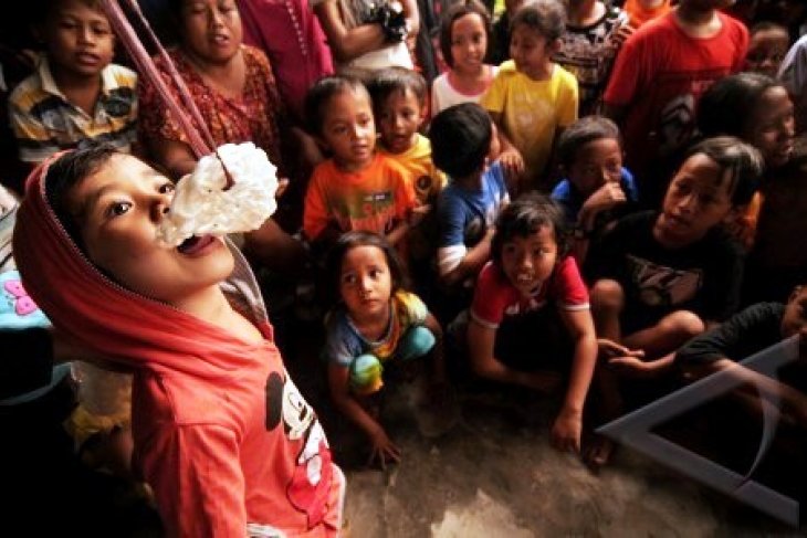 Lomba Makan Kerupuk