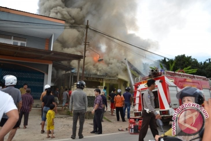 Rumah Mewah Kinjau di Sekadau Dilalap Api