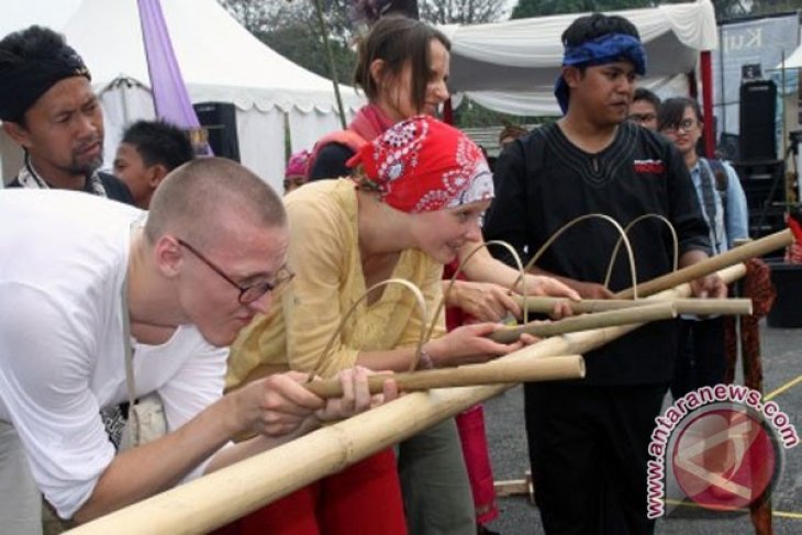 Permainan Tradisional - ANTARA News - Hubungan Permainan Tradisional Dengan Budaya