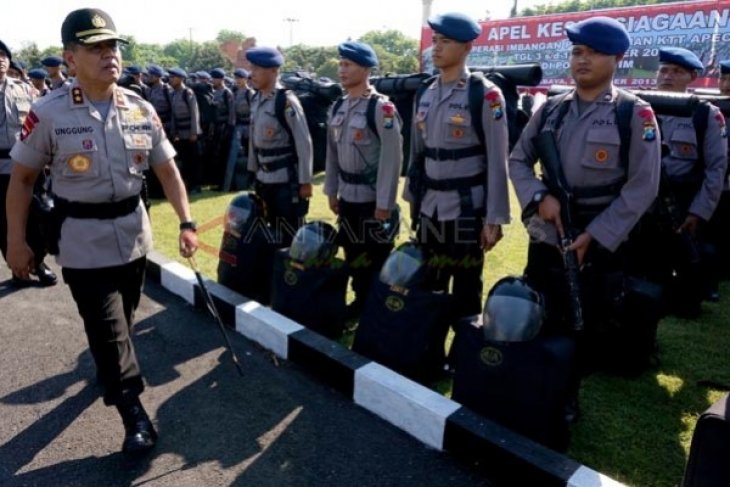 Periksa Pasukan Pengamanan KTT APEC XXI