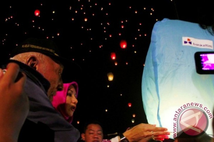 Rekor Muri Terbangkan Lampion