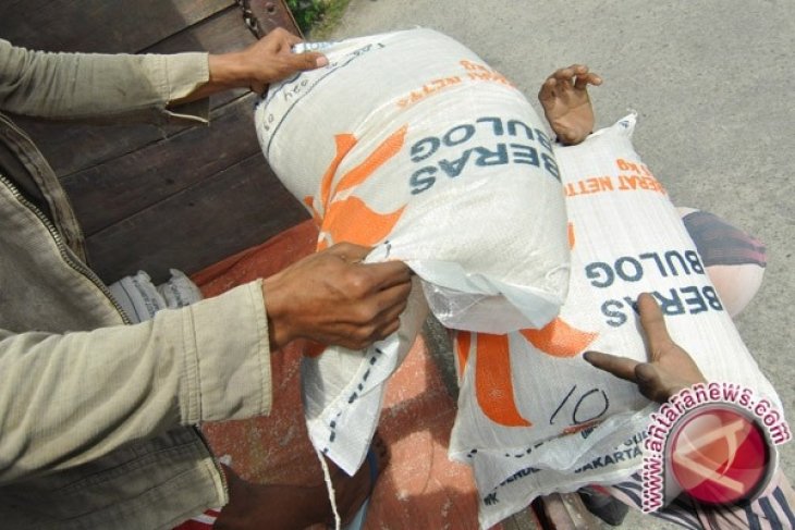 Bupati Tabalong-Bulog Tanda Tangani Kerja Sama