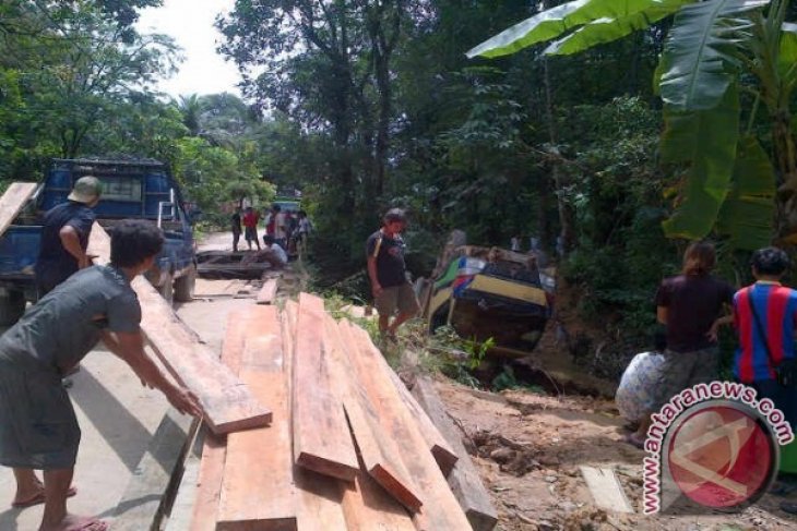 Truk Kelapa Sawit Terbalik