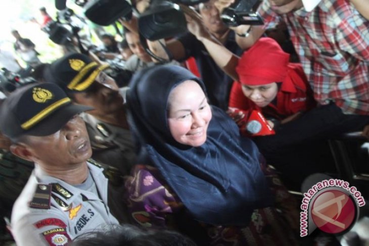 Ratu Atut Dan Wawan Bertemu Akil Mochtar Di Singapura