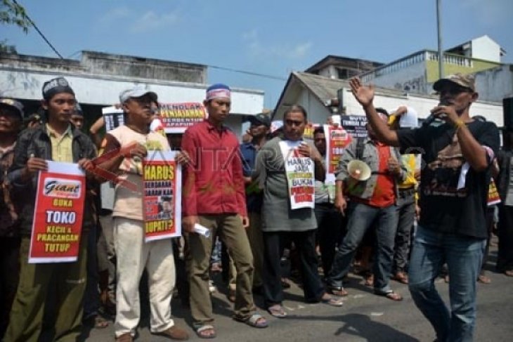 Tolak Pendirian Giant Supermarket