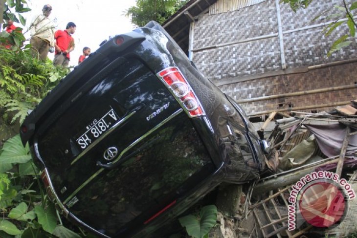 Mobil Terbalik di Jalur Wisata