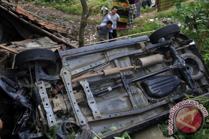 Mobil Terbalik di Jalur Wisata