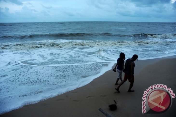 Dilarang Beraktivitas di Pantai Singkawang