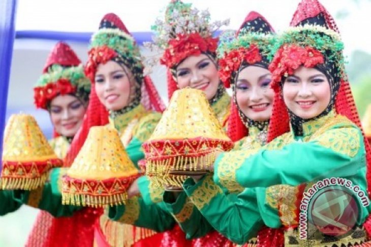 Remaja Membawakan Tarian Putro Aceh