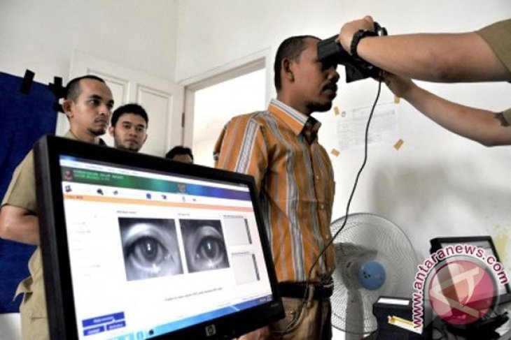 Warga Bekasi Manfaatkan Pengurusan KTP Elektronik Ekspres