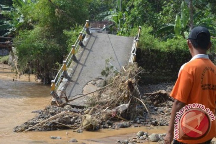 Tiga jembatan penghubung desa putus akibat banjir