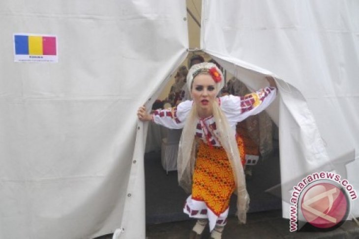 International Folk Dance Festival di Kawasan Monas