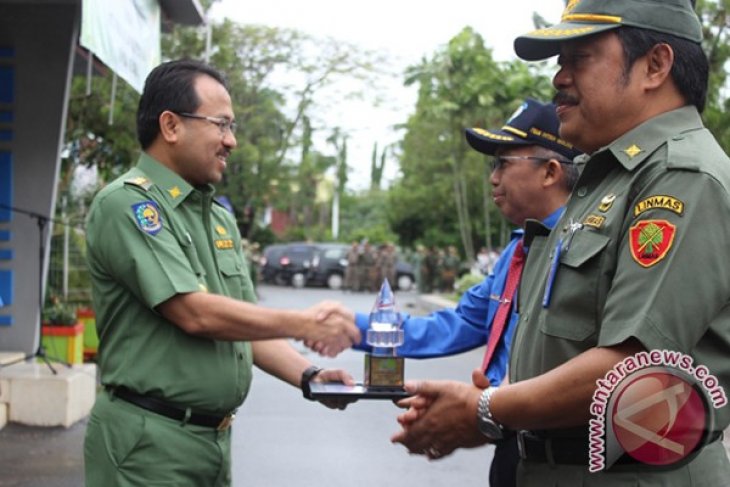 PDAM INTAN BANJAR RAIH PENGHARGAAN PERPAMSI AWARD 2013