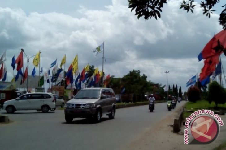Panwaslu Pol-PP Sambas tertibkan alat peraga kampanye