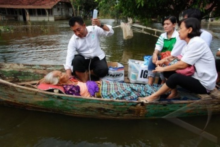 EVAKUASI KORBAN BANJIR