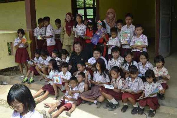mobil pustaka keliling datangi sekolah di sekadau antara news kalimantan barat