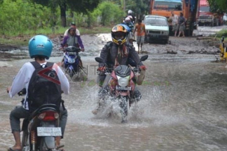 Jalur Pantura Situbondo Macet Total