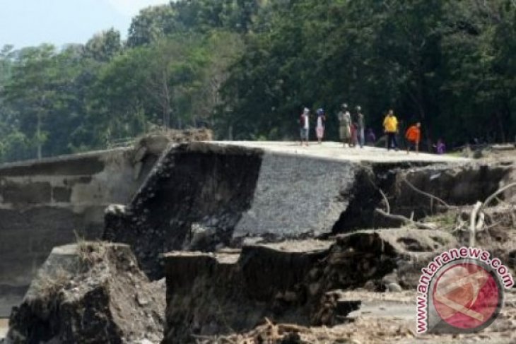 Amblas Diterjang Lahar Kelud